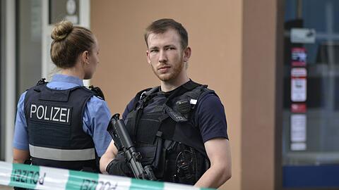 Polizisten sichern den Tatort.