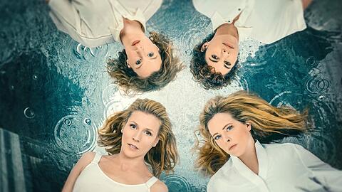 "Tage, die es nicht gab": Vier enge Jugendfreundinnen, gespielt von Franziska Weisz (v.u.l.n.o.l.), Diana Amft, Jasmin Gerat und Franziska Hackl, lassen die gemeinsame Schulzeit wiederaufleben.