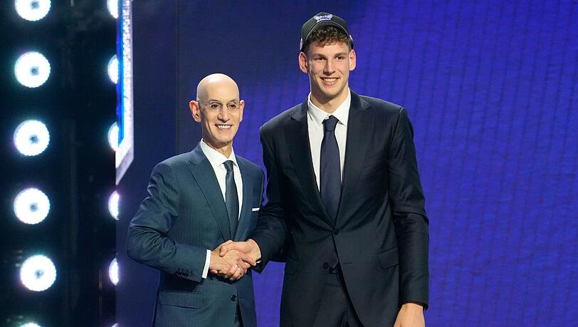 NBA-Commissionar Adam Silver (l) gratuliert Hannes Steinbach. NBA-Commissionar Adam Silver (l) gratuliert Hannes Steinbach.