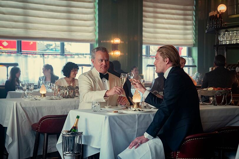 Hugh Bonneville (links), bekannt aus "Downton Abbey" und "Paddington", ist als Lord Hawthorne neu bei "The Gentlemen". Harry Goodwins ist erneut als Susies Bruder Jack dabei. Hugh Bonneville (links), bekannt aus "Downton Abbey" und "Paddington", ist als Lord Hawthorne neu bei "The Gentlemen". Harry Goodwins ist erneut als Susies Bruder Jack dabei.