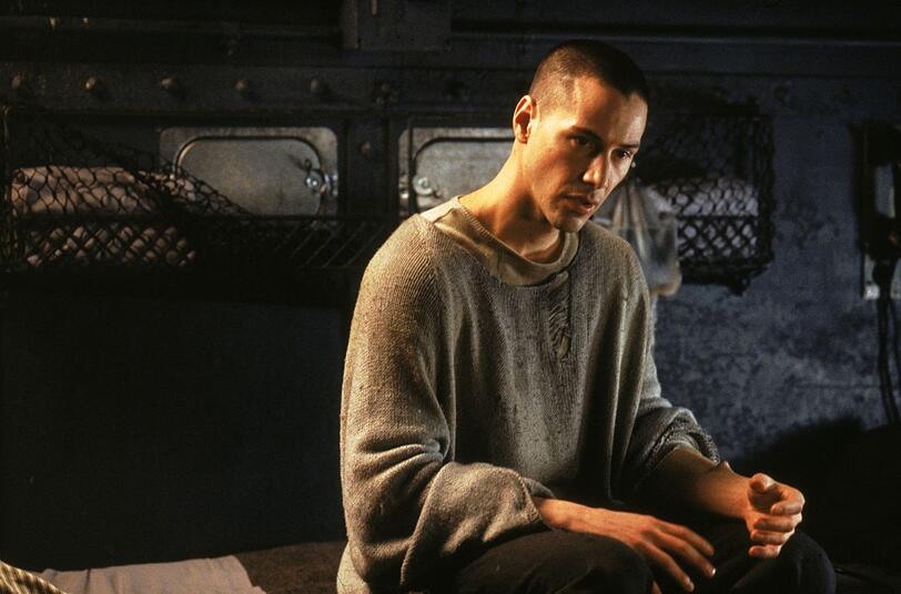 Neo (Keanu Reeves) kämpft sich in Teil eins durch die virtuelle Welt der Matrix. Neo (Keanu Reeves) kämpft sich in Teil eins durch die virtuelle Welt der Matrix.