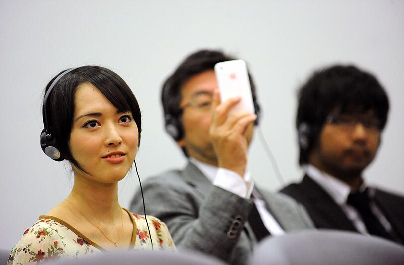 Ran Tainaka, die schöne Ehefrau des japanischen Mittelfeld-Spielers, nimmt ebenfalls an der Pressekonferenz teil.