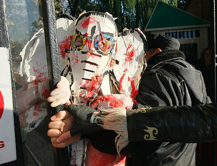Sie sind wieder unterwegs: Die ukrainische Protestgruppe "Femen", bekannt für ihre "offenherzigen" Protestaktionen, hat wieder viel nackte Haut gezeigt - diesmal im Zoo. Mit ihrem barbusigen Protest im Zoo von Kiew wollten die Aktivistinnen am Donnerstag auf die unsachgemäße Haltung von Tieren in Käfigen aufmerksam machen - die Bilder.
