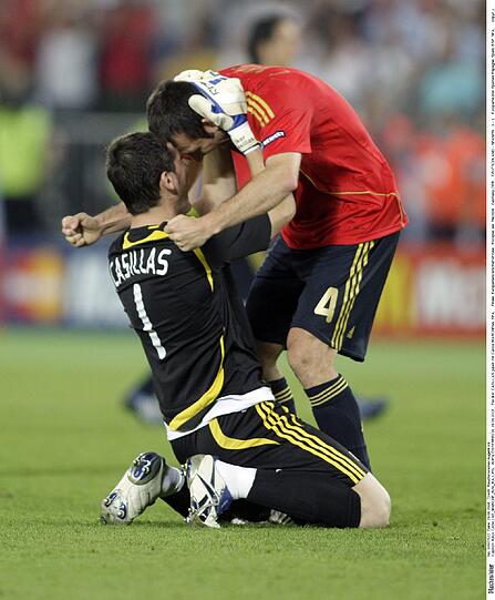 ... und jubelten nach 90 Minuten über den langersehnten ersten großen internationalen Titel - zwei Jahre später sollte die "goldene spanische Generation" auch den WM-Triumph feiern.