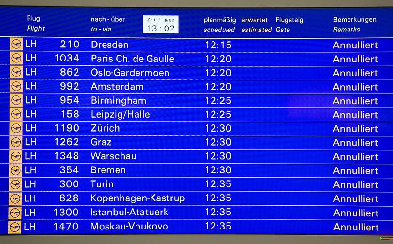 Lange Warteschlangen an den Schaltern, endloses Warten in den Terminals und fast jeder zweite Flug der Lufthansa fällt streikbedingt aus. Die Bilder vom Flughafen.