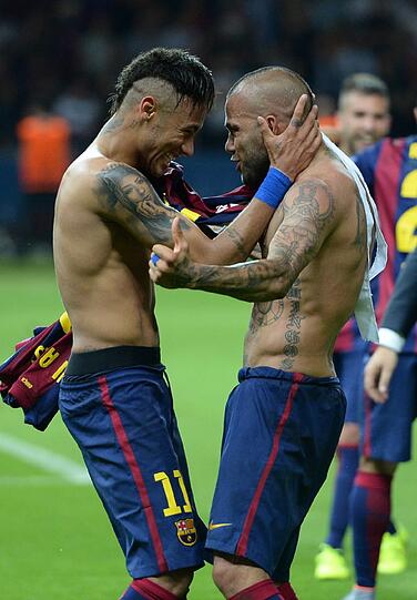 Ausgelassen feiert der FC Barcelona feiert seinen 3:1-Sieg über Juventus Turin in Champions-League. Die Bilder der Fußball-Party.