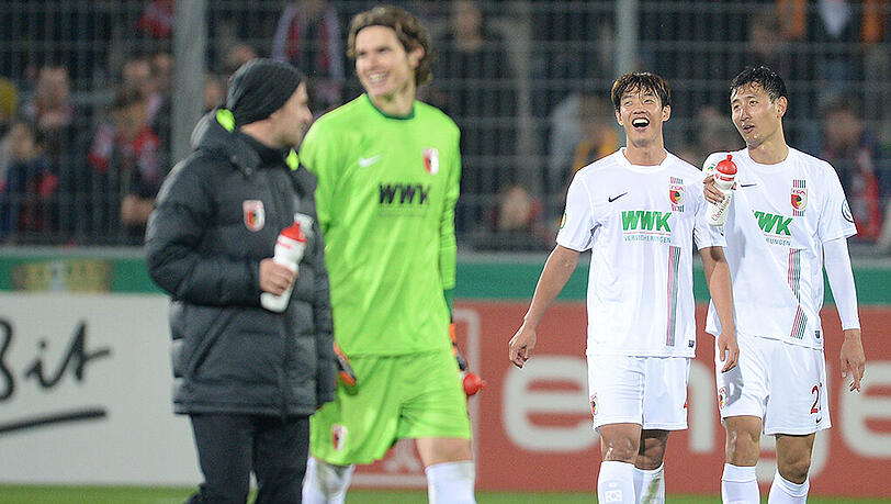 Erleichterung beim FC Augsburg. Das Team um Trainer Markus Weinzierl konnte sich mit 3:0 gegen den SC Freiburg durchsetzen. Erleichterung beim FC Augsburg. Das Team um Trainer Markus Weinzierl konnte sich mit 3:0 gegen den SC Freiburg durchsetzen.