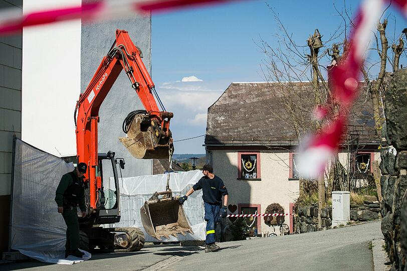 Mit einem Bagger ist vor drei Jahren in einem Hinterhof in Lichtenberg nach Überresten von Peggy gesucht worden. Ohne Erfolg.