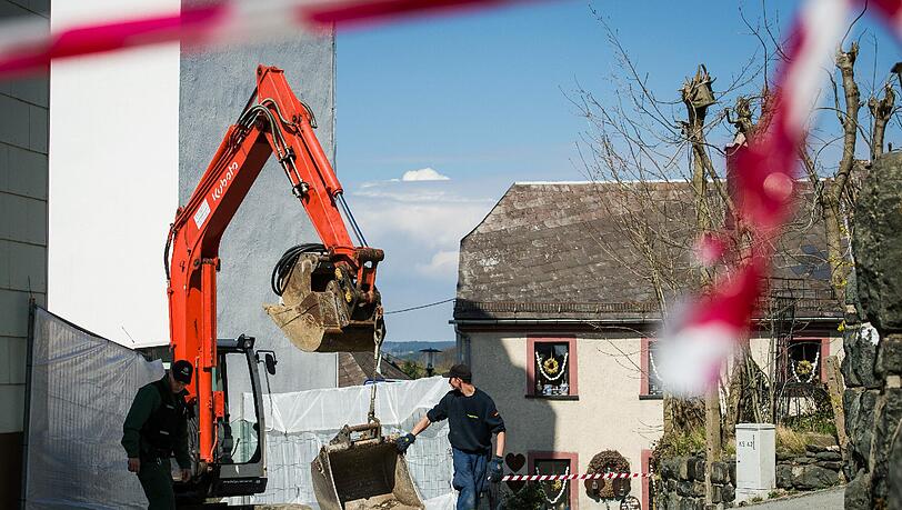 Mit einem Bagger ist vor drei Jahren in einem Hinterhof in Lichtenberg nach Überresten von Peggy gesucht worden. Ohne Erfolg. Mit einem Bagger ist vor drei Jahren in einem Hinterhof in Lichtenberg nach Überresten von Peggy gesucht worden. Ohne Erfolg.