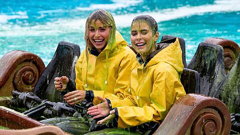 Lena Gercke (l) und Lena Meyer-Landrut werden eingeschleimt.