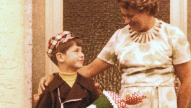 Die Aufnahme aus dem Jahr 1973 zeigt Markus Söder zusammen mit seiner Mutter Renate an seinem ersten Schultag. Die Aufnahme aus dem Jahr 1973 zeigt Markus Söder zusammen mit seiner Mutter Renate an seinem ersten Schultag.