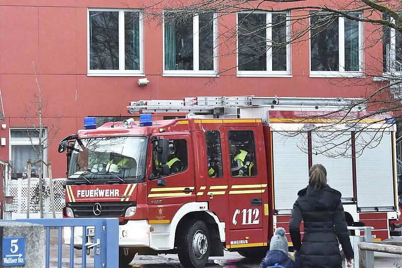 Ein Raum in der Grundschule an der Waliser Straße fing am Mittwoch Feuer. Die Bilder vom Feuerwehreinsatz!