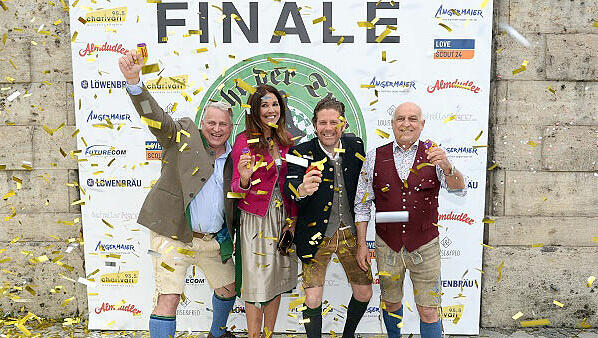 Im Konfettiregen (v l.): Christian Schottenhamel, Karen Webb, Philipp Greffenius und Axel Munz. Im Konfettiregen (v l.): Christian Schottenhamel, Karen Webb, Philipp Greffenius und Axel Munz.