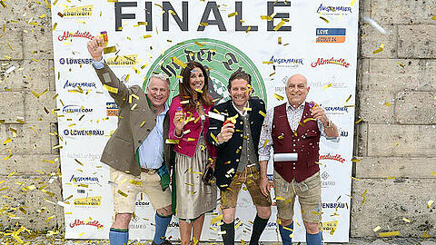 Im Konfettiregen (v l.): Christian Schottenhamel, Karen Webb, Philipp Greffenius und Axel Munz.