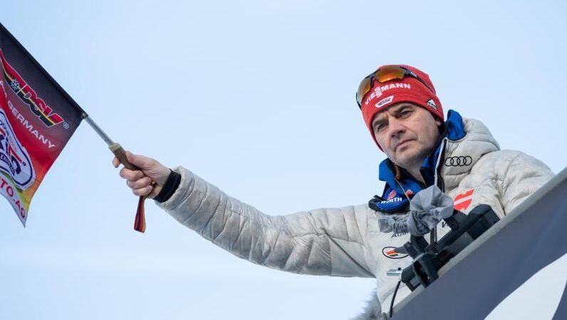 Stefan Horngacher, Bundestrainer der deutschen Skispringer, schwenkt beim Training eine Fahne. Foto: Daniel Karmann/dpa Stefan Horngacher, Bundestrainer der deutschen Skispringer, schwenkt beim Training eine Fahne. Foto: Daniel Karmann/dpa