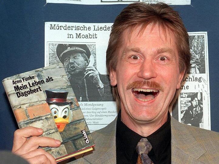 Resozialisierung a la "Dagobert": Der Kaufhauserpresser Arno Funke stellt 1998 in Berlin sein Buch "Mein Leben als Dagobert" vor.