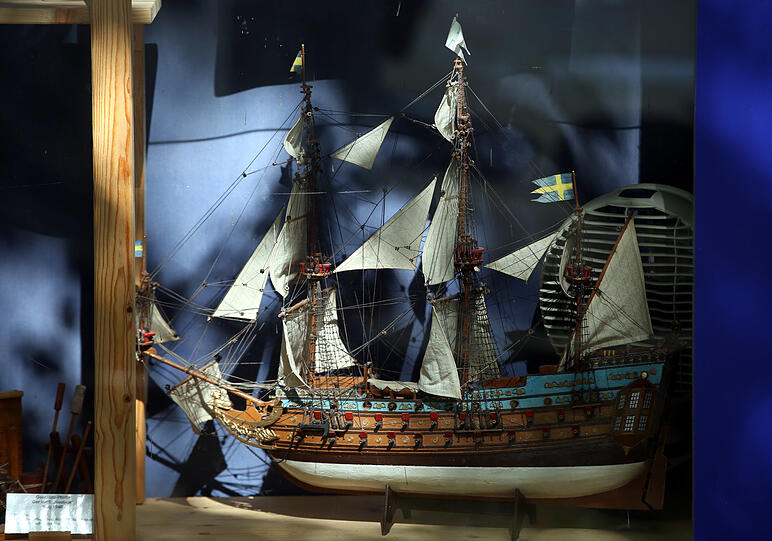 Da schau her: ein 3-Master im Schaufenster der Marinekameradschaft.