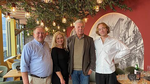 V.l.: Karl-Heinz und Nicole Wildmoser, OB Dieter Reiter und Benedikt Wildmoser im ersten Stock der Pizzarei.
