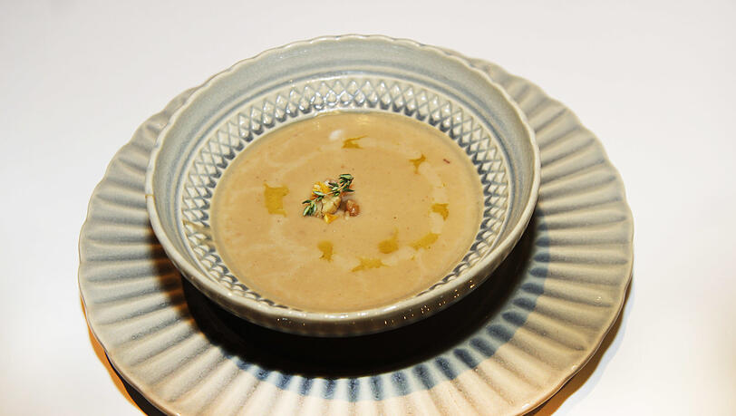 Zweiter Gang: Maronencremesuppe, frischer Thymian. Zweiter Gang: Maronencremesuppe, frischer Thymian.