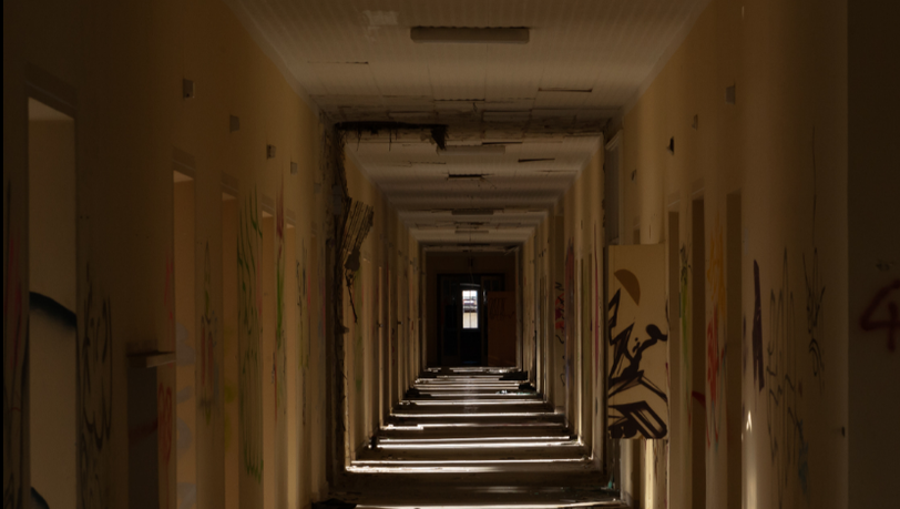 Ein Gang in der Klinik Stanggaß: Was ist die Geschichte dieses verlassenen Ortes?