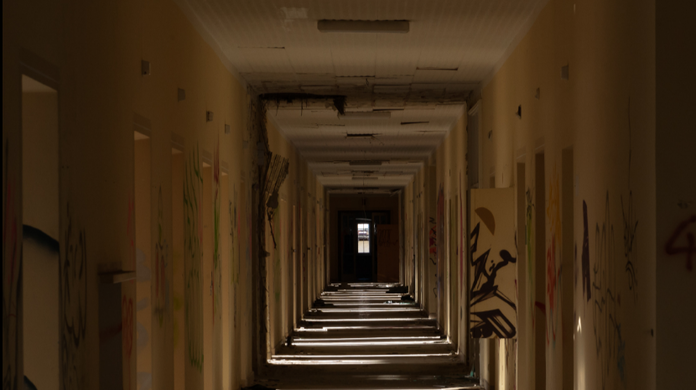 Ein Gang in der Klinik Stanggaß: Was ist die Geschichte dieses verlassenen Ortes?