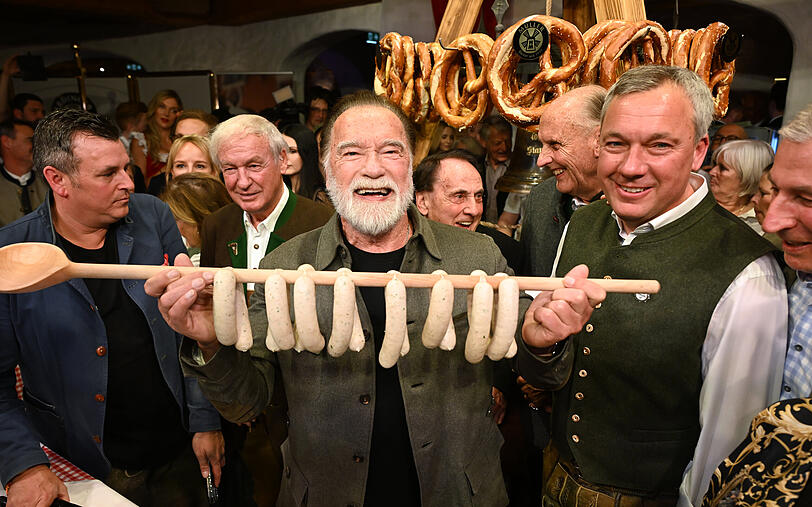 Arnold Schwarzenegger (M), Balthasar Hauser (2.v.l) und Fritz Strobl feiern während der 32. Weißwurst-Party im Biohotel Stanglwirt.