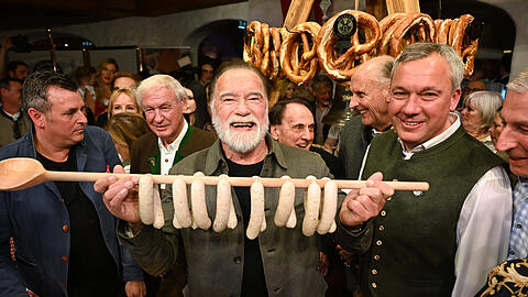 Arnold Schwarzenegger (M), Balthasar Hauser (2.v.l) und Fritz Strobl feiern während der 32. Weißwurst-Party im Biohotel Stanglwirt.