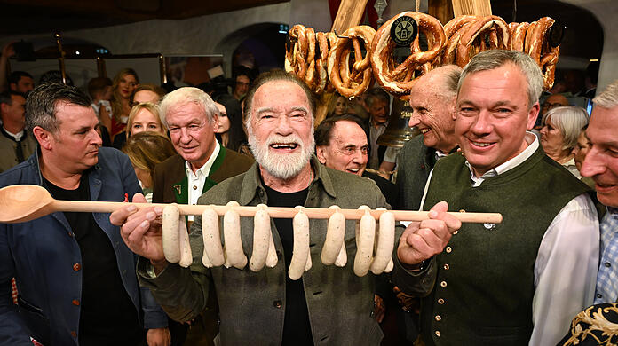 Arnold Schwarzenegger (M), Balthasar Hauser (2.v.l) und Fritz Strobl feiern während der 32. Weißwurst-Party im Biohotel Stanglwirt.