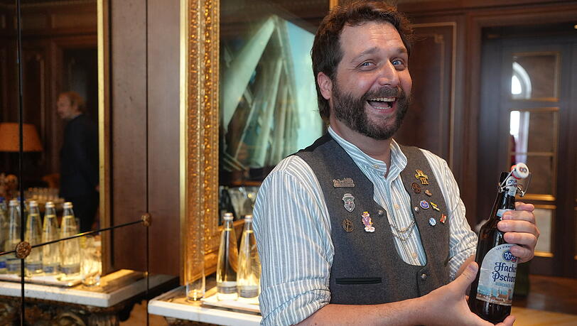 Johannes Sauer gibt sein Bierwissen regelm&auml;&szlig;ig im historischen Jagdzimmer im Hotel Kempinski Vier Jahreszeiten weiter.

Johannes Sauer gibt sein Bierwissen regelm&auml;&szlig;ig im historischen Jagdzimmer im Hotel Kempinski Vier Jahreszeiten weiter.

Johannes Sauer gibt sein Bierwissen regelm&auml;&szlig;ig im historischen Jagdzimmer im Hotel Kempinski Vier Jahreszeiten weiter.