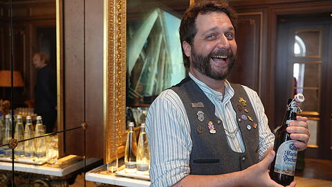 Johannes Sauer gibt sein Bierwissen regelm&auml;&szlig;ig im historischen Jagdzimmer im Hotel Kempinski Vier Jahreszeiten weiter.

Johannes Sauer gibt sein Bierwissen regelm&auml;&szlig;ig im historischen Jagdzimmer im Hotel Kempinski Vier Jahreszeiten weiter.

Johannes Sauer gibt sein Bierwissen regelm&auml;&szlig;ig im historischen Jagdzimmer im Hotel Kempinski Vier Jahreszeiten weiter.