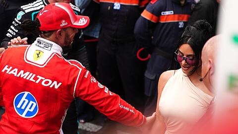 Kim Kardashian unterst&uuml;tzte Lewis Hamilton beim Formel-1-Grand-Prix in Singapur und zeigte sich im Fahrerlager in einem rosafarbenen, figurbetonten Kleid.