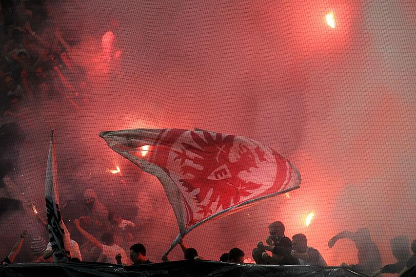 Enthemmte Anhänger mussten von der Polizei zurückgedrängt werden. Kölner und Frankfurter Spieler flüchteten in die Kabine. Frankfurt stieg am Ende der Saison in die 2. Bundesliga ab.