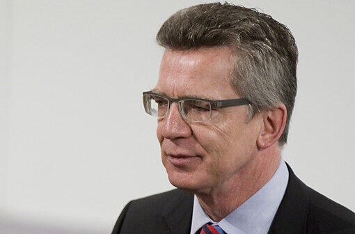 Bundesverteidigungsminister Thomas de Maiziere (CDU) begrüßte vor allem die Zusage der USA, bis 2014 Soldaten in Afghanistan stationiert zu lassen. Er gab jedoch zu bedenken: &bdquo;Wenn Ende 2014 die Mission beendet werden
soll, dann muss bis Mitte 2013 das Gebiet an die Afghanen übergeben sein&ldquo;