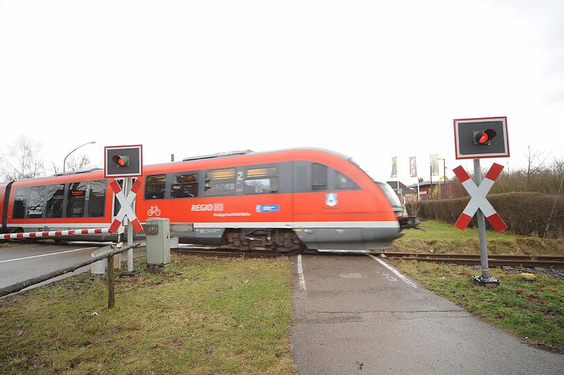 Der Regionalzug nach Günzburg passiert den Bahnübergang, an dem am Donnerstagabend die beiden Mädchen starben.