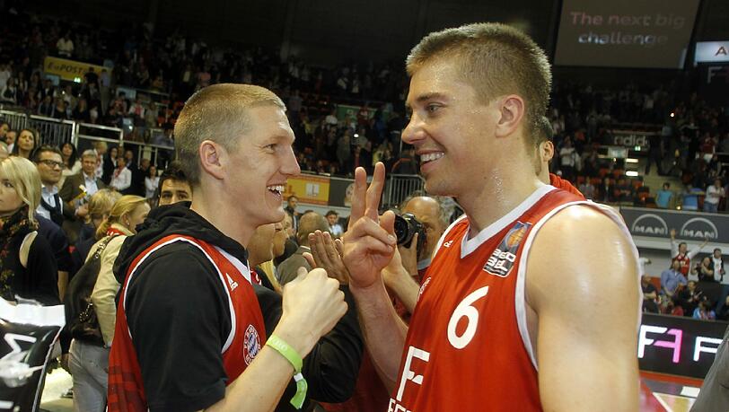 Gute Freunde: Bastian Schweinsteiger und Steffen Hamann. Die zwei werden auch nächstes Jahr in der gleichen Stadt leben: Hamann hat seinen Vertrag verlängert. Gute Freunde: Bastian Schweinsteiger und Steffen Hamann. Die zwei werden auch nächstes Jahr in der gleichen Stadt leben: Hamann hat seinen Vertrag verlängert.