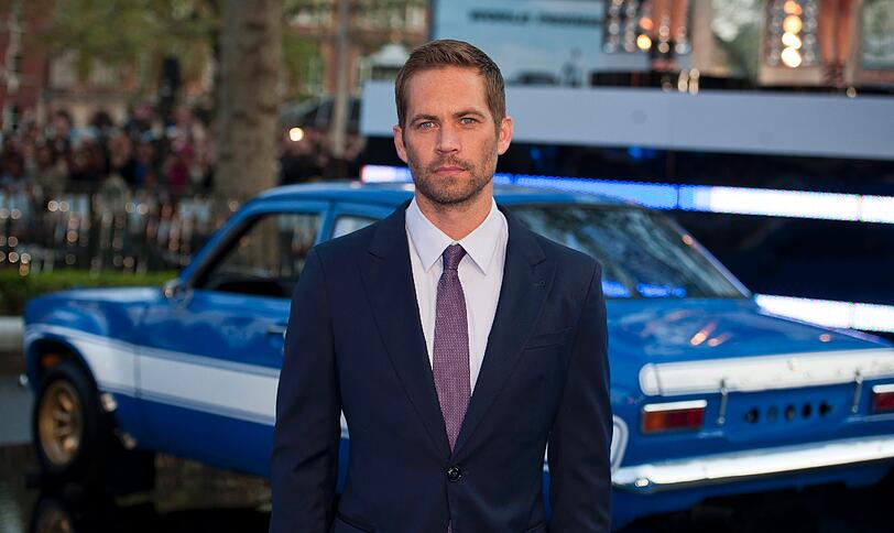 Er liebte schnelle Autos und nun wurden sie ihm zum Verhängnis: Der Schauspieler Paul Walker, bekannt für seine Rolle als Undercover-Ermittler Brian O'Conner in den "The Fast And The Furious"-Filmen, starb am 30. November 2013 bei einem Autounfall im US-Bundesstaat Kalifornien. Walker war Beifahrer in einem 600-PS-Porsche. Der Wagen krachte gegen einen Baum und ging sofort in Flammen auf.