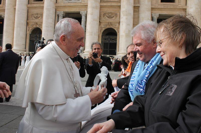 Jutta Schnell, Fanbeauftragte der Löwen, überreichte am Mittwoch im Rahmen der Generalaudienz dem Papst ein Löwen-Trikot. Die Bilder!