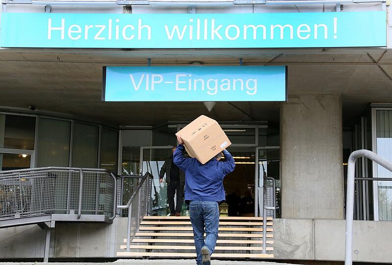 Hier ziehen Flüchtlinge in den Vip-Bereich des Olympiastadions ein.