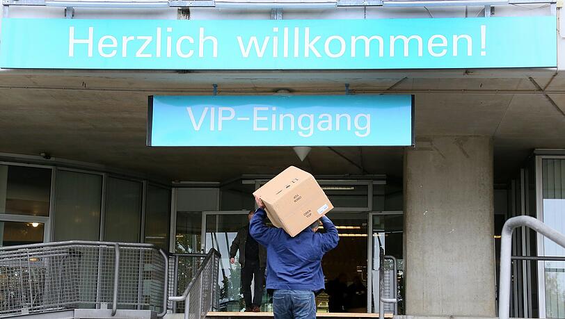 Hier ziehen Flüchtlinge in den Vip-Bereich des Olympiastadions ein. Hier ziehen Flüchtlinge in den Vip-Bereich des Olympiastadions ein.