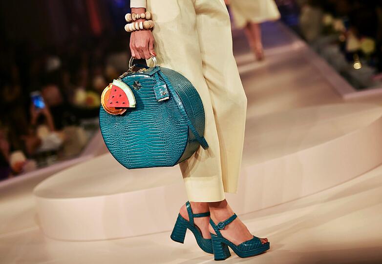 Nächsten Frühjahr wird die Mode ganz schön Banane - zumindest wenn es nach der Taschen- und Schuhdesignerin Charlotte Olympia geht.
