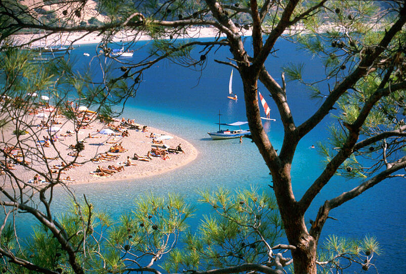 Der Ölüdeniz, berühmtester Strand der Türkei, liegt 16 Kilometer von Fethiye entfernt.