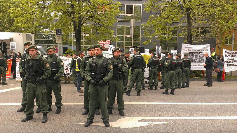 Bilder vom Prozess-Auftakt: Die Polizei sperrt für kurze Zeit die Nymphenburger Straße.
