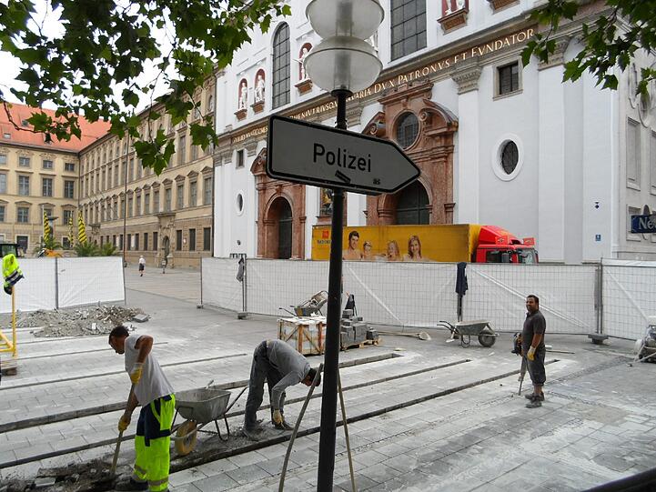 Die Kleinpflaster-Streifen werden ausgebuddelt und durch größere Platten ersetzt.