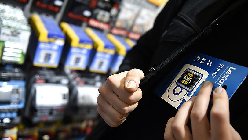 In einer Regensburger Edeka-Filiale lassen dreiste Diebesbanden täglich Waren im Wert von fast 500 Euro mitgehen.(Symbolbild)