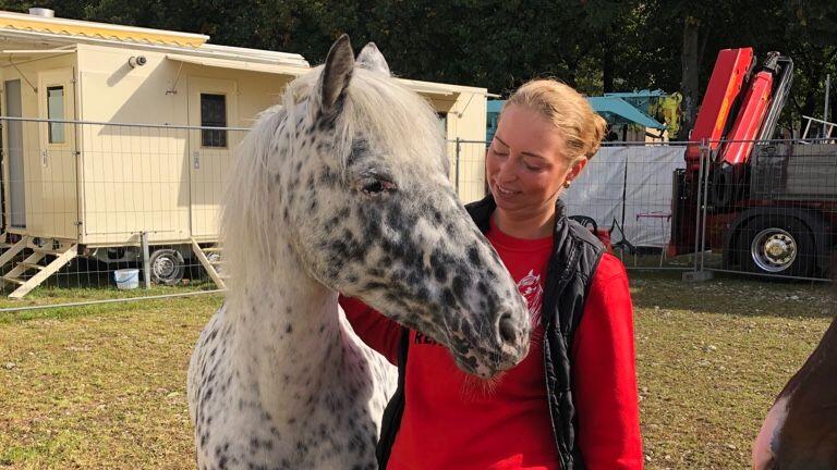 Luise Schubert mit ihrem Pony auf der eigenen Wiesn-Koppel.