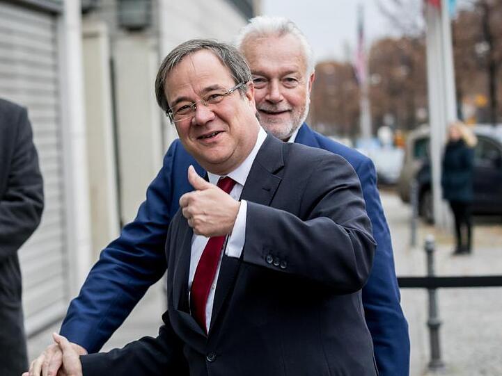 FDP-Vize Wolfgang Kubicki (hinten) erwartet, dass die Union den nordrhein-westfälischen Ministerpräsidenten Armin Laschet (vorn) zu ihrem nächsten Kanzlerkandidaten küren wird.