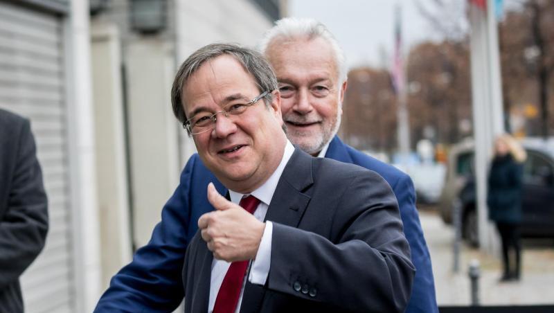 FDP-Vize Wolfgang Kubicki (hinten) erwartet, dass die Union den nordrhein-westfälischen Ministerpräsidenten Armin Laschet (vorn) zu ihrem nächsten Kanzlerkandidaten küren wird. FDP-Vize Wolfgang Kubicki (hinten) erwartet, dass die Union den nordrhein-westfälischen Ministerpräsidenten Armin Laschet (vorn) zu ihrem nächsten Kanzlerkandidaten küren wird.