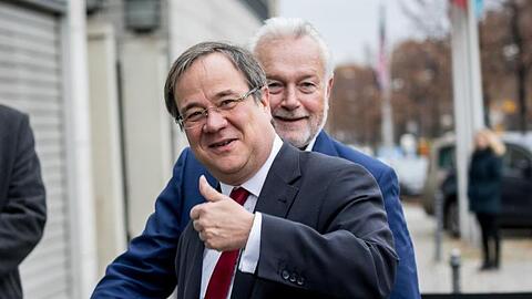 FDP-Vize Wolfgang Kubicki (hinten) erwartet, dass die Union den nordrhein-westfälischen Ministerpräsidenten Armin Laschet (vorn) zu ihrem nächsten Kanzlerkandidaten küren wird.