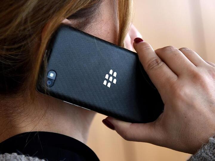 Eine Frau telefoniert mit einem Smartphone.