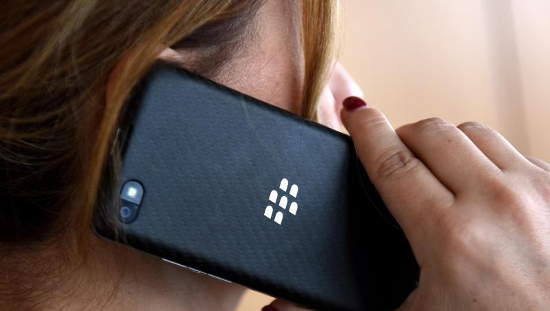 Eine Frau telefoniert mit einem Smartphone. Eine Frau telefoniert mit einem Smartphone.